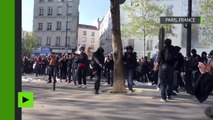 Le 1er mai à Paris : des manifestants construisent une barricade improvisée