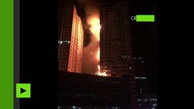 Un gratte-ciel en flammes aux Emirats arabes unis