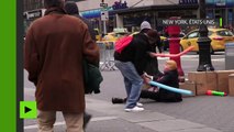 Un artiste de rue new-yorkais vêtu en Donald Trump vous permet de le frapper pour cinq dollars