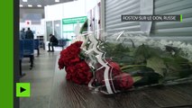 Des fleurs déposées près de l'aéroport de Rostov-sur-le-Don en mémoire aux victimes du crash