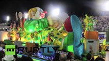 Le défilé éblouissant des écoles de sambas lors du Carnaval de Rio