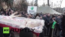 Les manifestants ukrainiens ont déposé un cochon dans un cercueil devant le parlement à Kiev