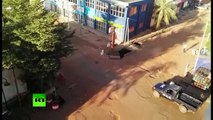 En plein assaut, un otage filme les alentours de l’hôtel où 170 personnes sont retenues, à Bamako