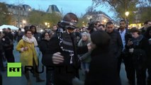A Paris, un musulman à bras ouverts : «Je vous fais confiance, et vous ? Alors faites-moi un câlin»