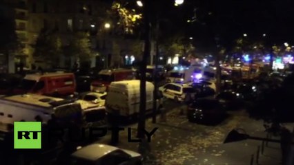 Les services de secours établissent un périmètre de sécurité devant le théâtre du Bataclan