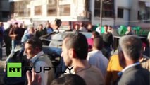 Des voitures carbonisées victimes de tirs d’obus jonchent les rues de Lattaquié