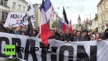 Les groupes anti-réfugiés protestent à Calais