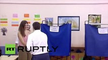 Alexis Tsipras s’est rendu dans un bureau de vote du centre de la capitale grecque pour voter.