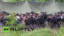 Röszke : la police utilise des gaz lacrymogènes pour tenter de dissuader les migrants de s’échapper