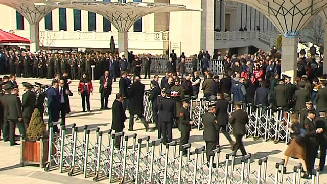 İzmir'de düşen eğitim uçağında şehit olan Havacı Üsteğmen son yolculuğuna uğurlanıyor