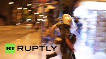 Grèce : des heurts violents éclatent entre la police anti-émeutes et des anarchistes à Athènes