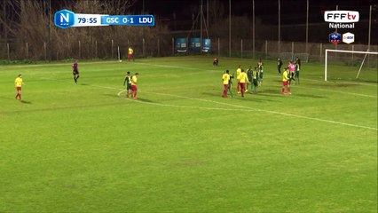 Corner parfaitement frappé mais personne pour intercepter le ballon.