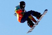 Rouge Gérard sur la médaille d'or de la Victoire lors des jeux de snowboard SI maintenant