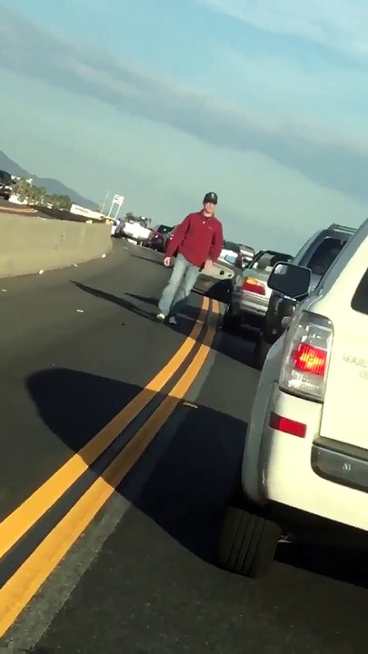 Ce fou roule en 4x4 sur une voiture sur l'autoroute !