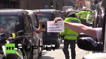Des centaines de taxis ont manifesté à Londres pour protester contre Uber
