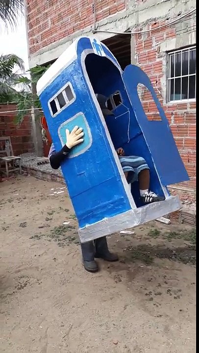 Costume d'un homme dans un toilette de chantier