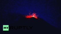 L’activité volcanique s’intensifie autour de l’Etna qui a crache de la lave