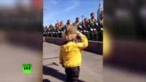 «Petit Général» : les troupes saluent un enfant lors de la répétition de la parade du 9 mai à Moscou