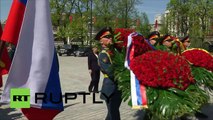 Moscou : Angela Merkel et Vladimir Poutine déposent une gerbe sur la Tombe du Soldat inconnu