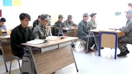 Derslere Kamuflaj ile Girdiler