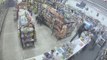 Deux voleurs dans un magasin arrête un braqueur