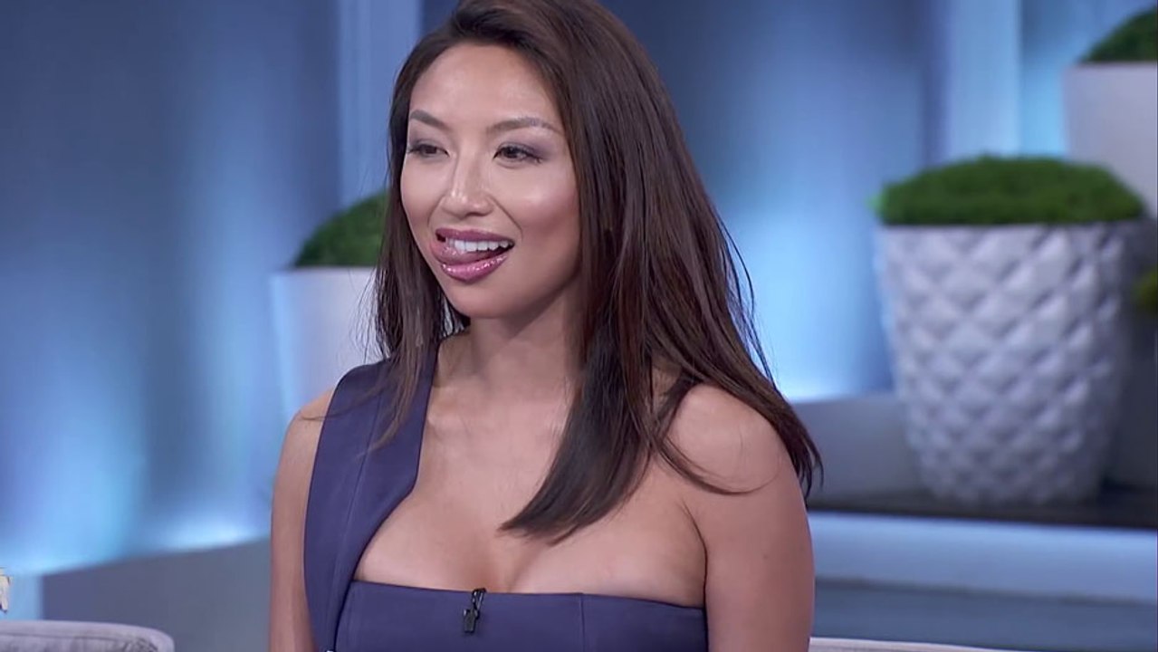 Une femme montre aux téléspectateurs comment bouger ses flotteurs