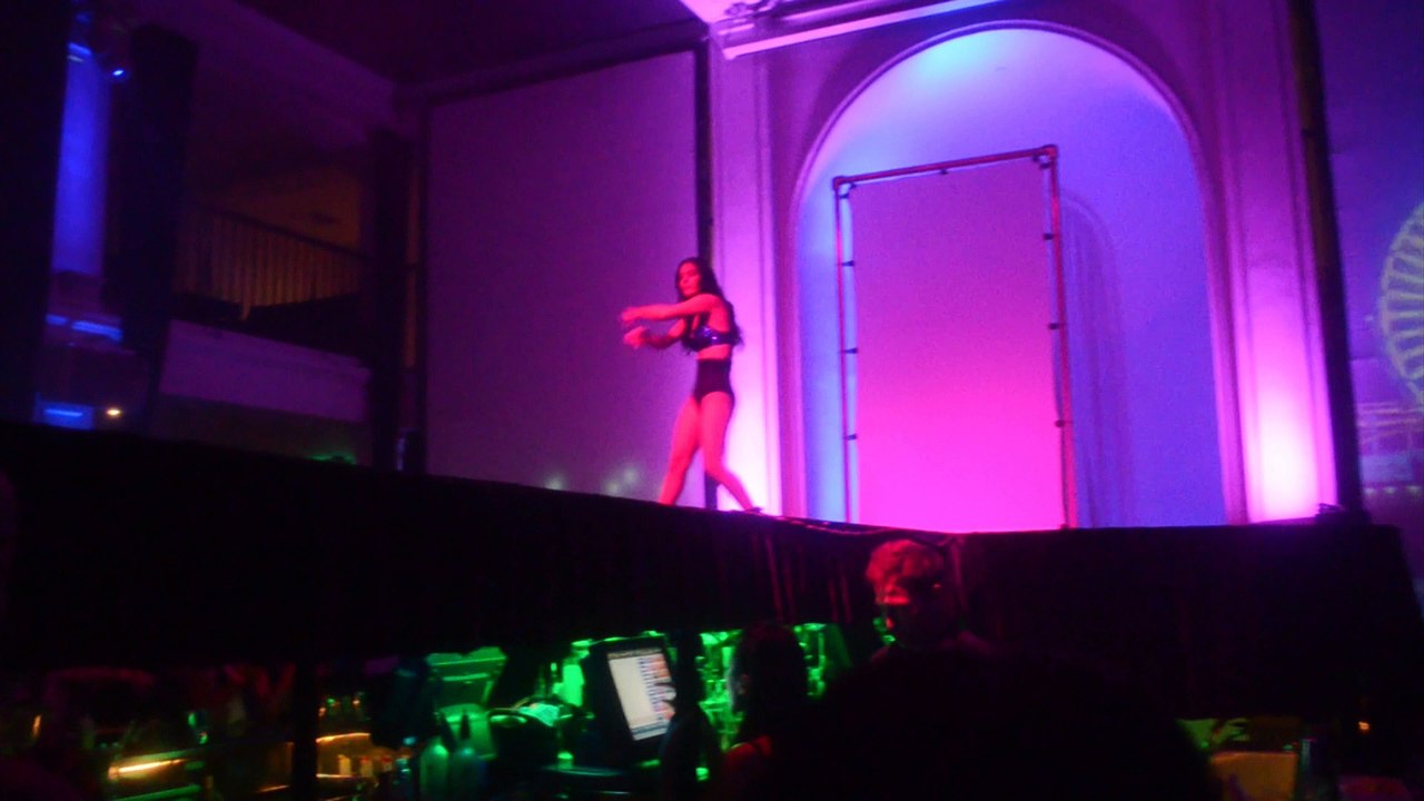 Bouncing on my Tippy Toes ; International super star Skrilla Scrooge : Live On Tour !