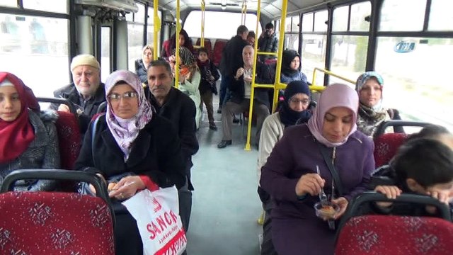 Kahraman şoförle hayatını kurtardığı vatandaş yolculara tatlı ikram etti