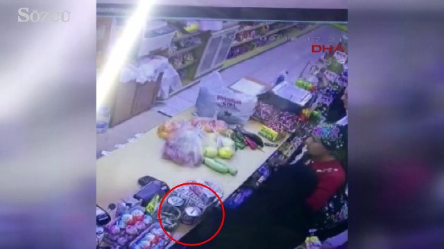 Sadaka kutusunu çalma anı güvenlik kameralarına yansıdı.