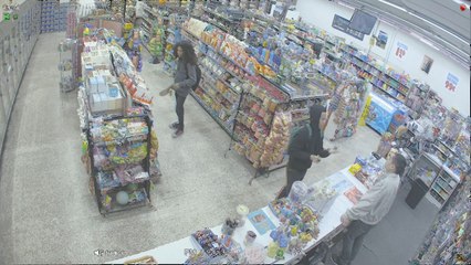 Des voleurs neutralisent un braqueur dans une supérette