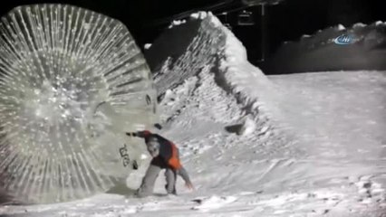 Tatilciler 'Canlı Bowling'le Doyasıya Eğlendi