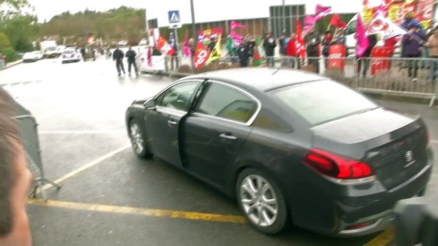 Darmanin accueilli par des huées à Auch pour le congrès des maires du Gers