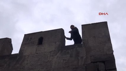 Kayseri Kale Surlarındaki İntihar Girişimcisine 'Atla' Dediler