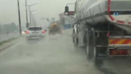 Şanlıurfa'da Yoğun Yağış Sürücülere Zor Anlar Yaşattı