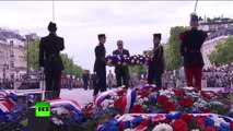 Le jour de la Victoire à Paris: François Hollande dépose des fleurs sous l’Arc de Triomphe