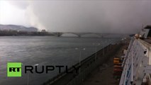 Sibérie : un nuage de neige recouvre un grand pont en quelques secondes