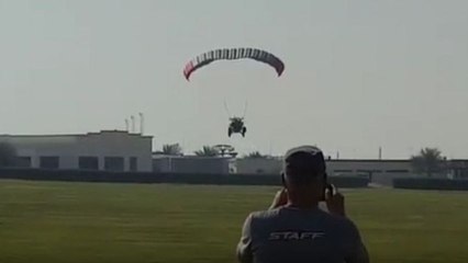 Un buggy volant s'écrase contre un bâtiment