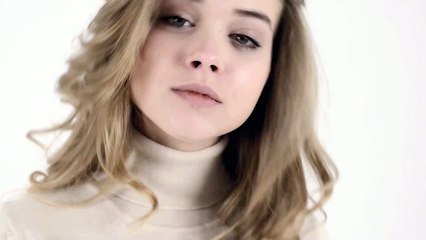 Красивый женский гольф бежевого цвета