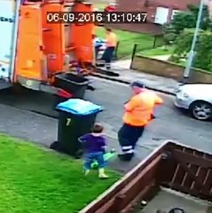 Скачать видео: Ce gamin fan de camion poubelle voulait juste que les eboueurs vident sa petite poubelle mais regardez ce qui va se passer