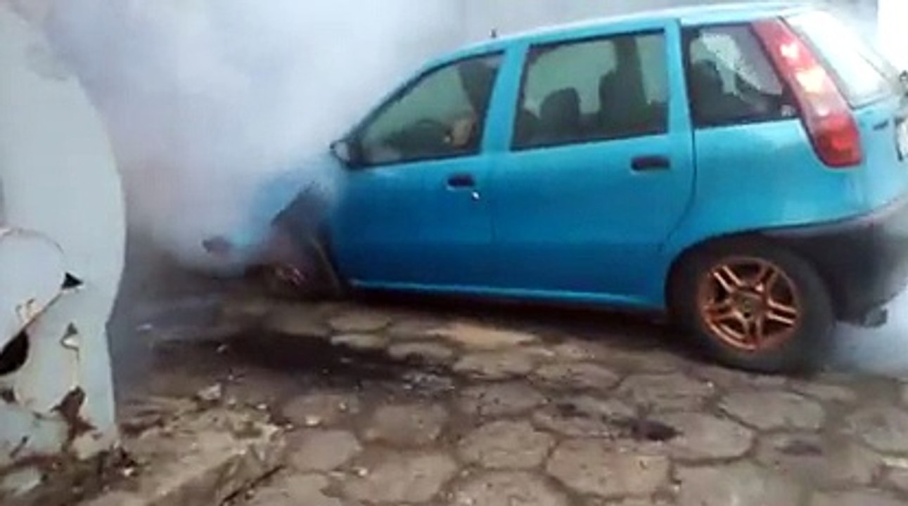 Il accélère à fond contre un mur et détruit sa voiture... Fou