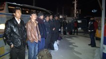 Dondurucu soğukta polislerden göçmenlere çay ikramı