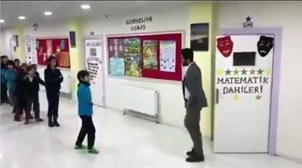 Öğrencileriyle kapıda dans eden öğretmen