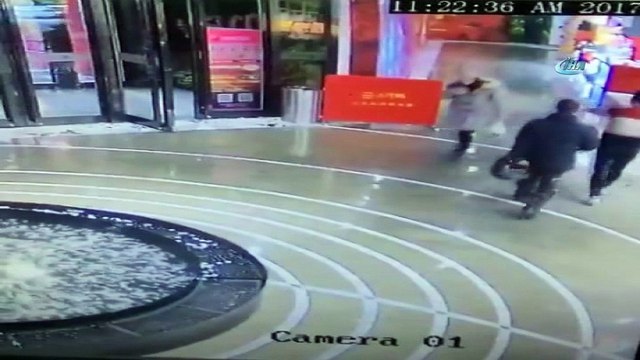 - Yürürken cep telefonuyla uğraşan kadın havuza düştü