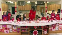 Melania Trump, de rojo y con niños enfermos por San Valentín _ DIEZ MINUTOS
