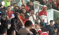 Gunakan Jaket Timnas RI, Jokowi Nonton Piala Presiden