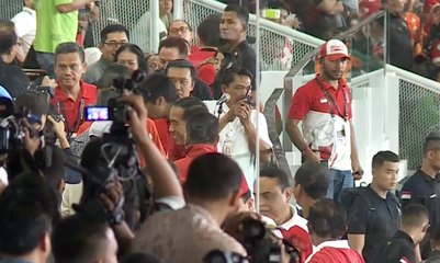 Gunakan Jaket Timnas RI, Jokowi Nonton Piala Presiden