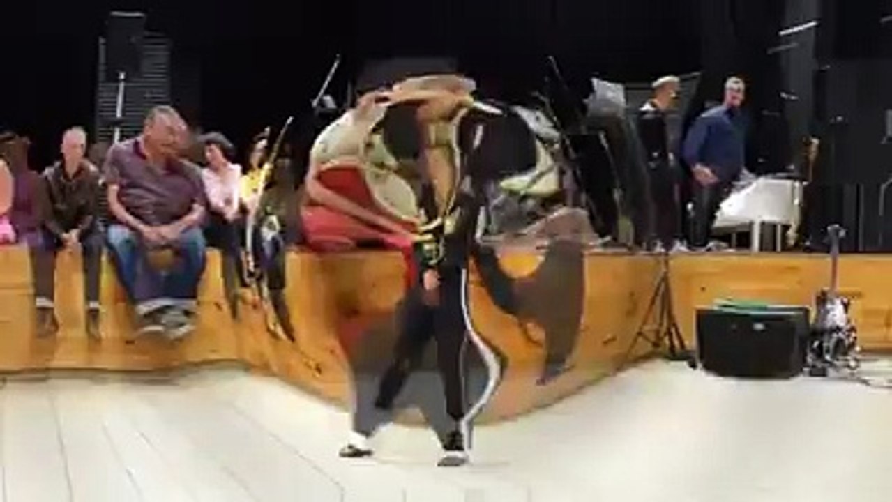 10 Jähriger Junge Tanzt