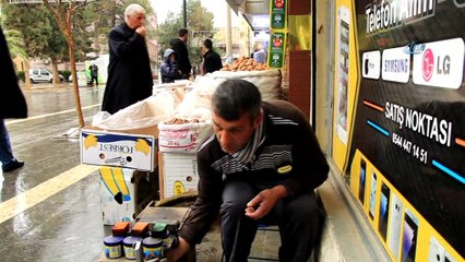 Çocuklarını okutabilmek için hem boyacılık hem de kapıcılık yapıyor