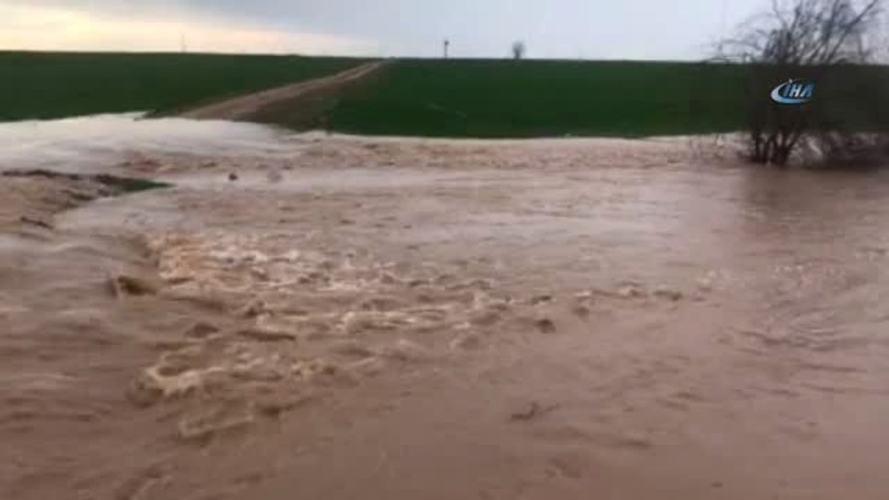 Kızıltepe'de Tarlalar Su Altında Kaldı