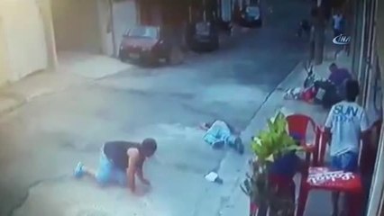 Aşırı Hız Yapan Motosiklet 3 Kişinin Arasına Daldı